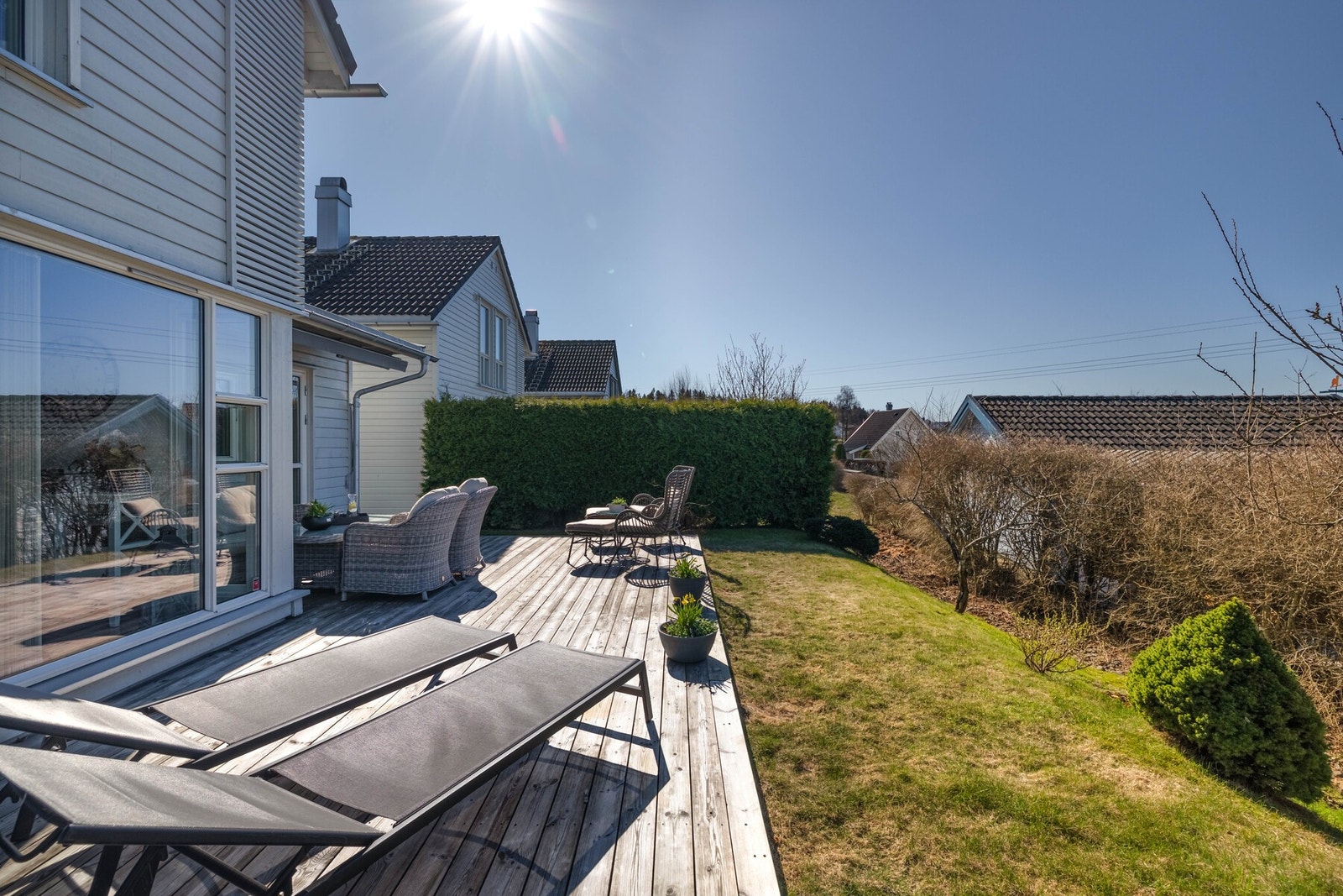Romslig terrasse med kveldssol, perfekt for lange sommerkvelder Galleribilde