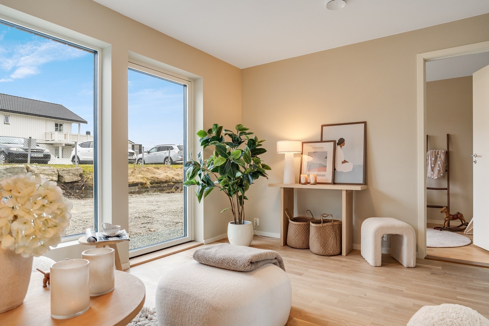 Rommet har også direkte tilgang via terrassedøren, noe som gir mulighet til å etablere en flott og praktisk terrasse rett utenfor - perfekt for å forlenge oppholdsrommet utendørs. Galleribilde