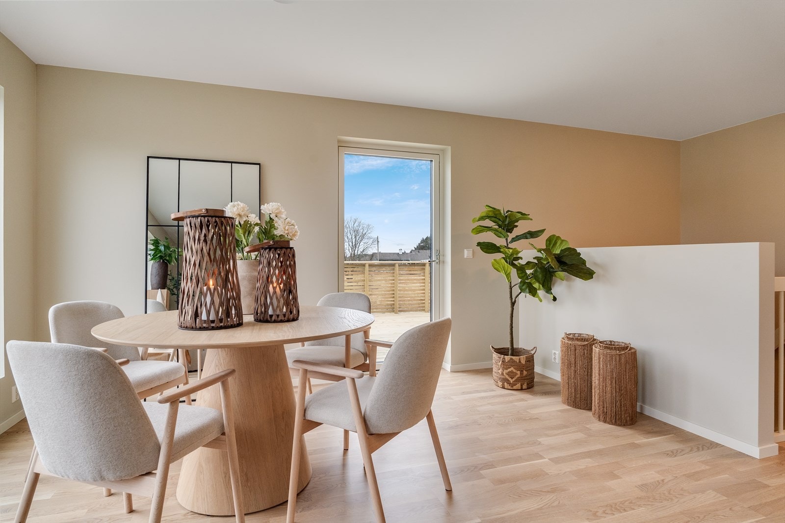 Fra stuen er det direkte utgang til en stor terrasse, med rikelig plass til forskjellige møbleringsmuligheter - perfekt for alt fra avslapning til sosiale sammenkomster utendørs. Galleribilde