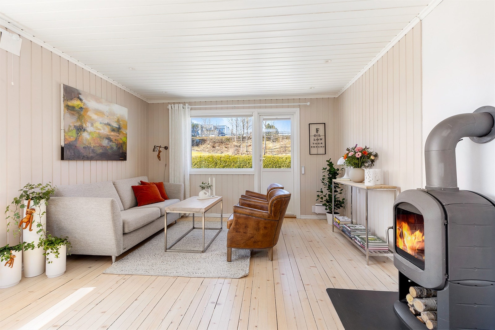 Stuen kan innredes med sofa, bord, TV og tilhørende møblement. Galleribilde
