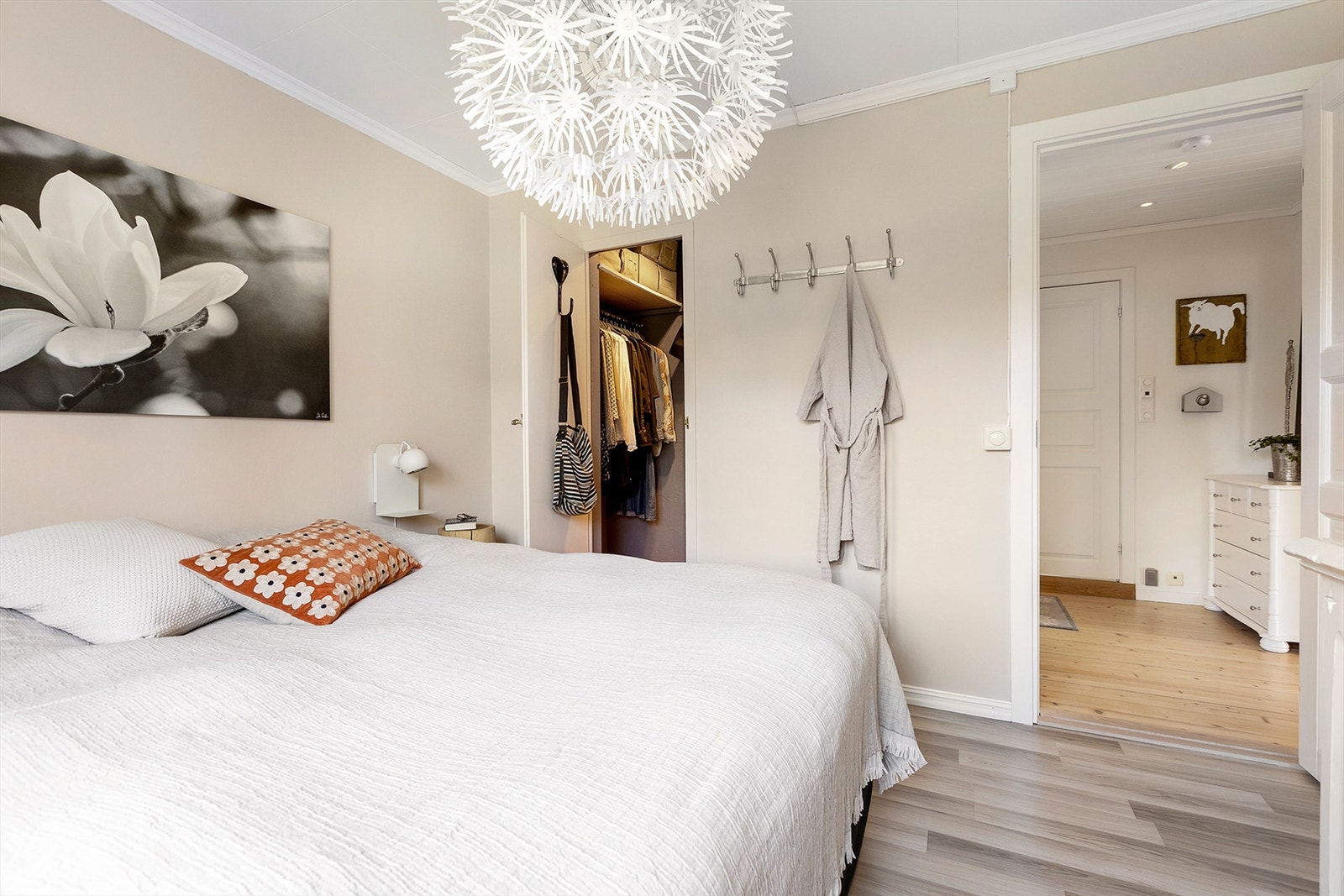 Hovedsoverommet har god plass til dobbeltseng og oppbevaringsmøbler. Galleribilde