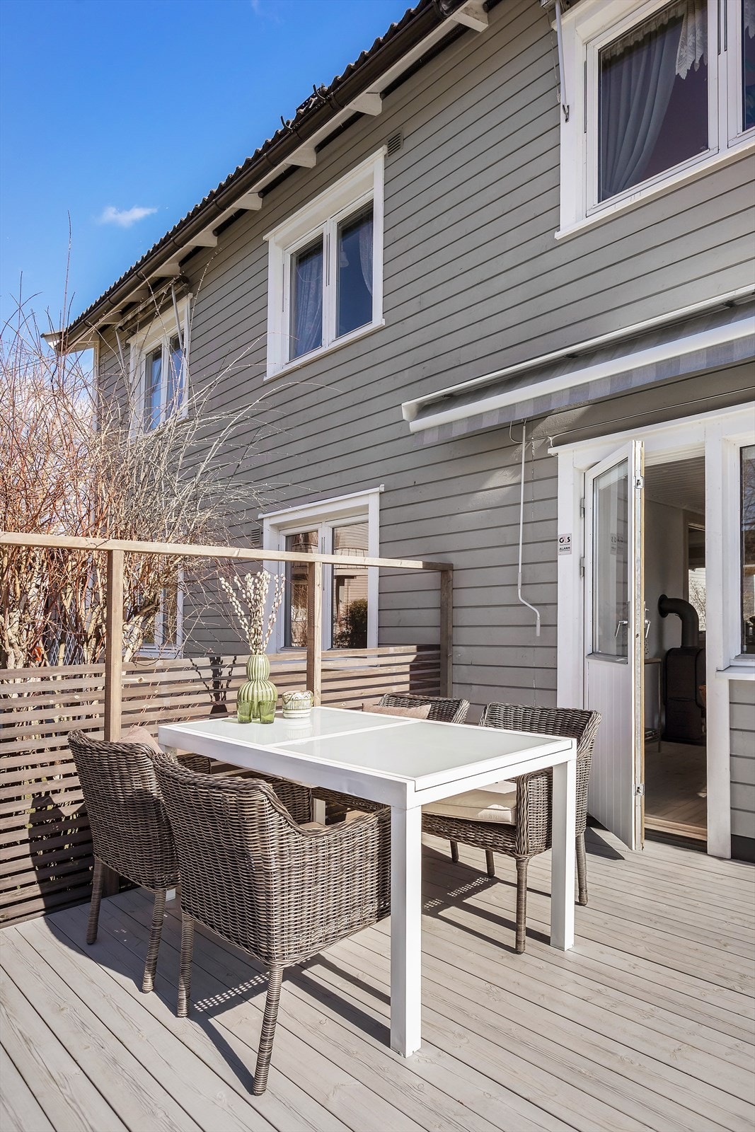 Det er montert markise for varme sommerdager. Galleribilde