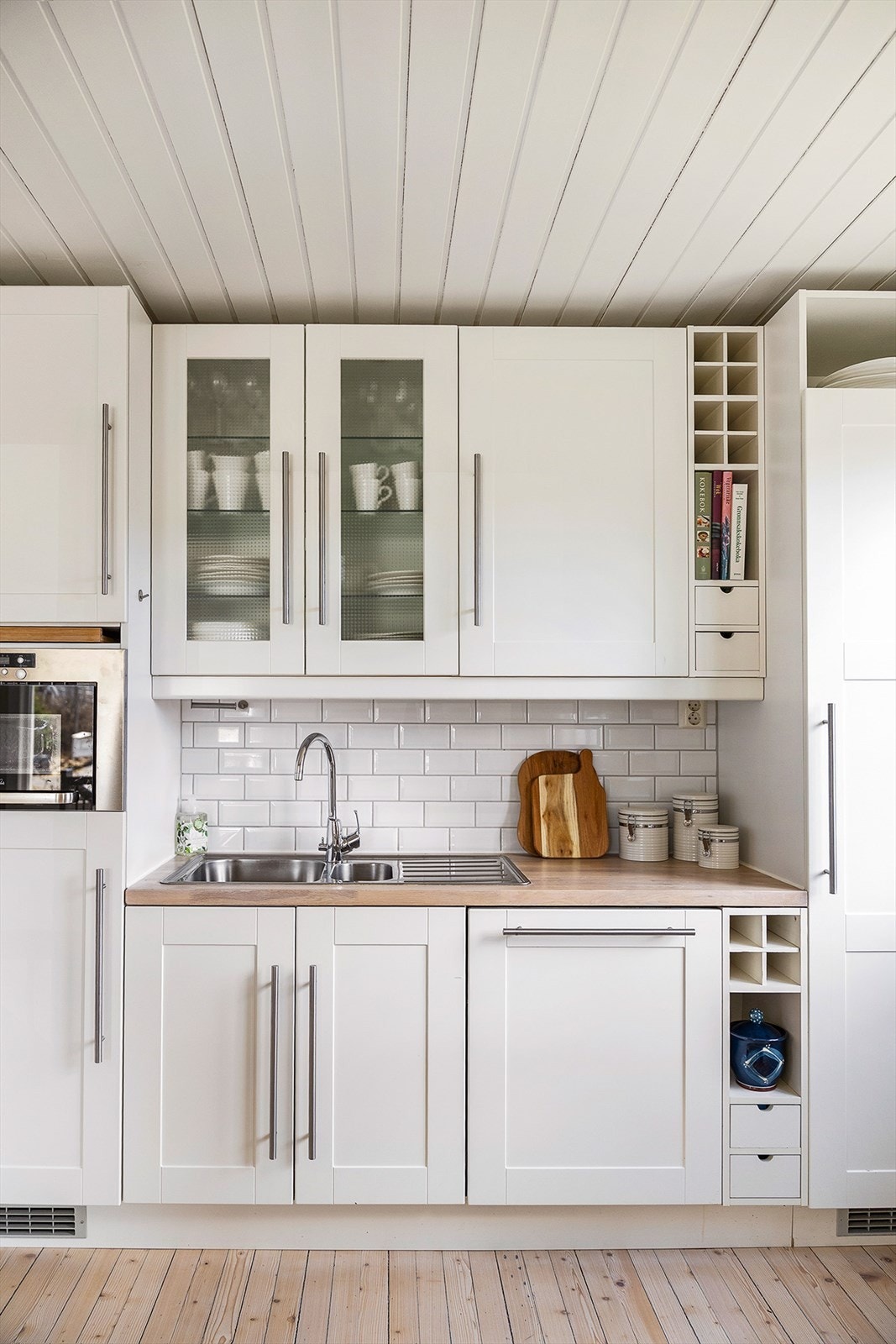 I innredningen er det integrert oppvaskmaskin, platetopp, stekeovn, mikro, kjøleskap og fryseskap. Galleribilde