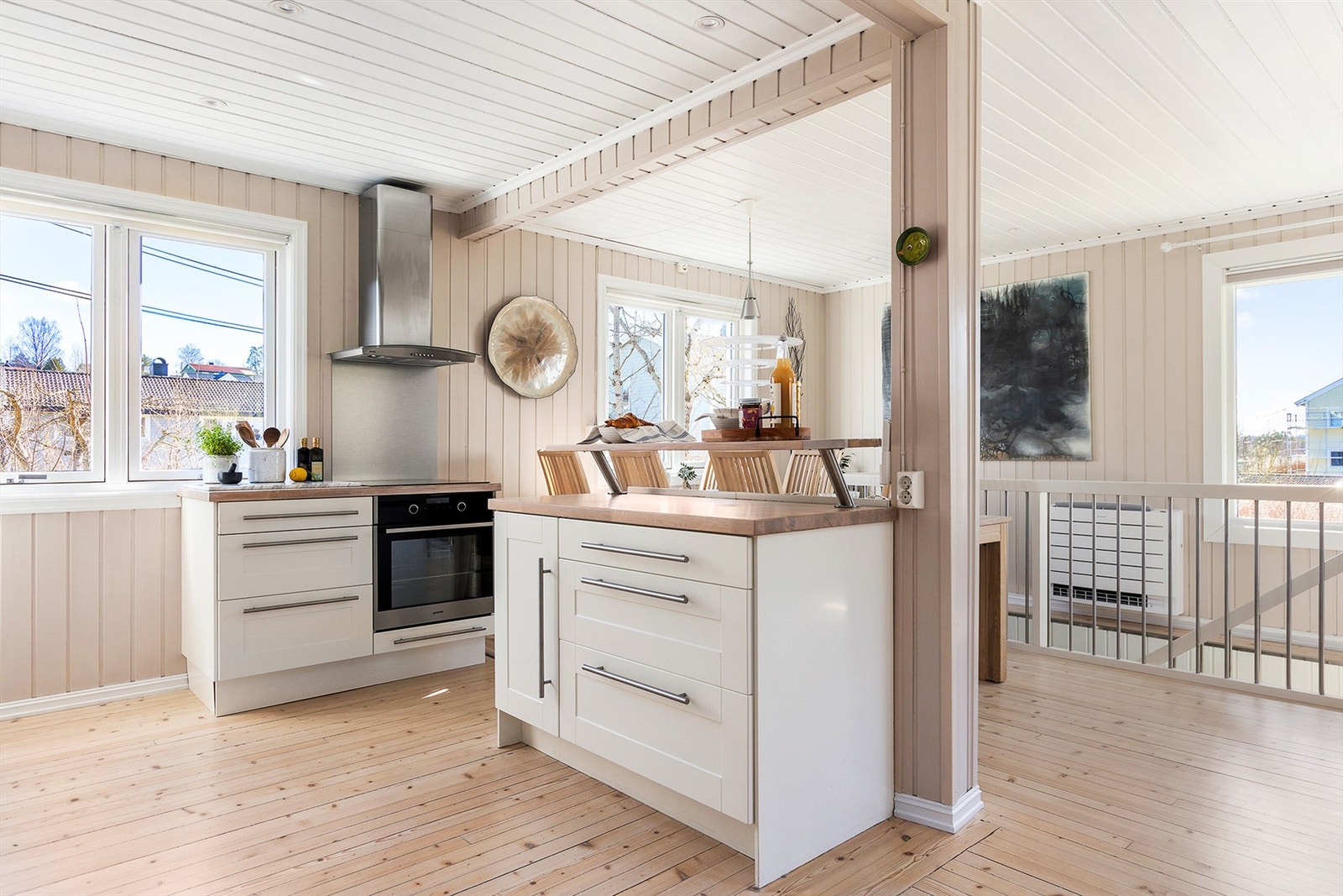 Kjøkken og stue har vinduer på tre sider som bidrar til meget godt lysinnslipp. Galleribilde