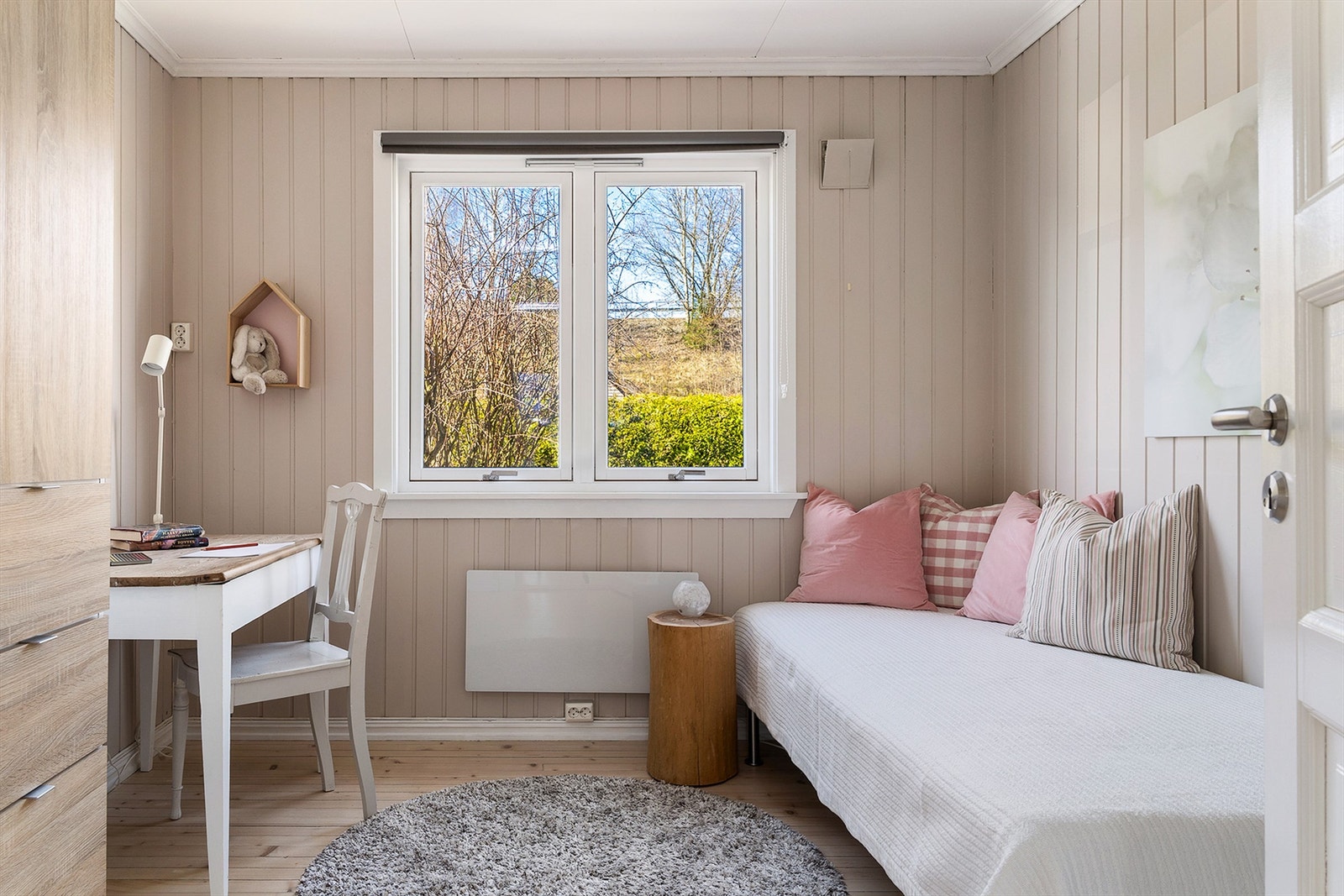 Soverom 2 passer godt som barnerom, med plass til garderobeskap, seng og skrivepult. Galleribilde