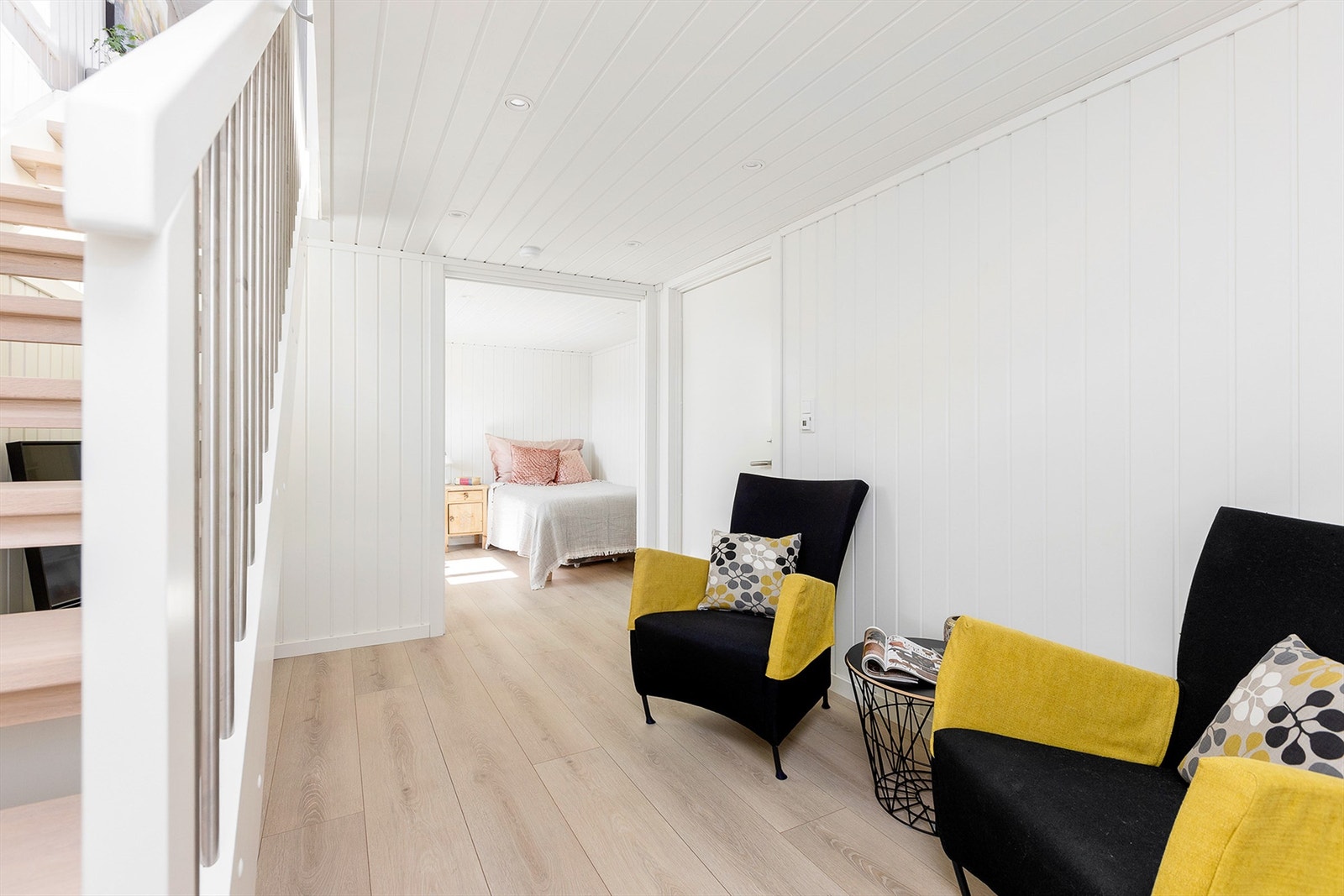 Det er varmekabler i gulv, både i kjellerstue og på soverom. Galleribilde