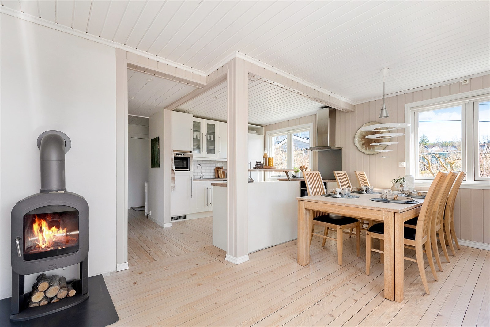 Adkomst fra entre til stue/spisestue og kjøkken. Galleribilde