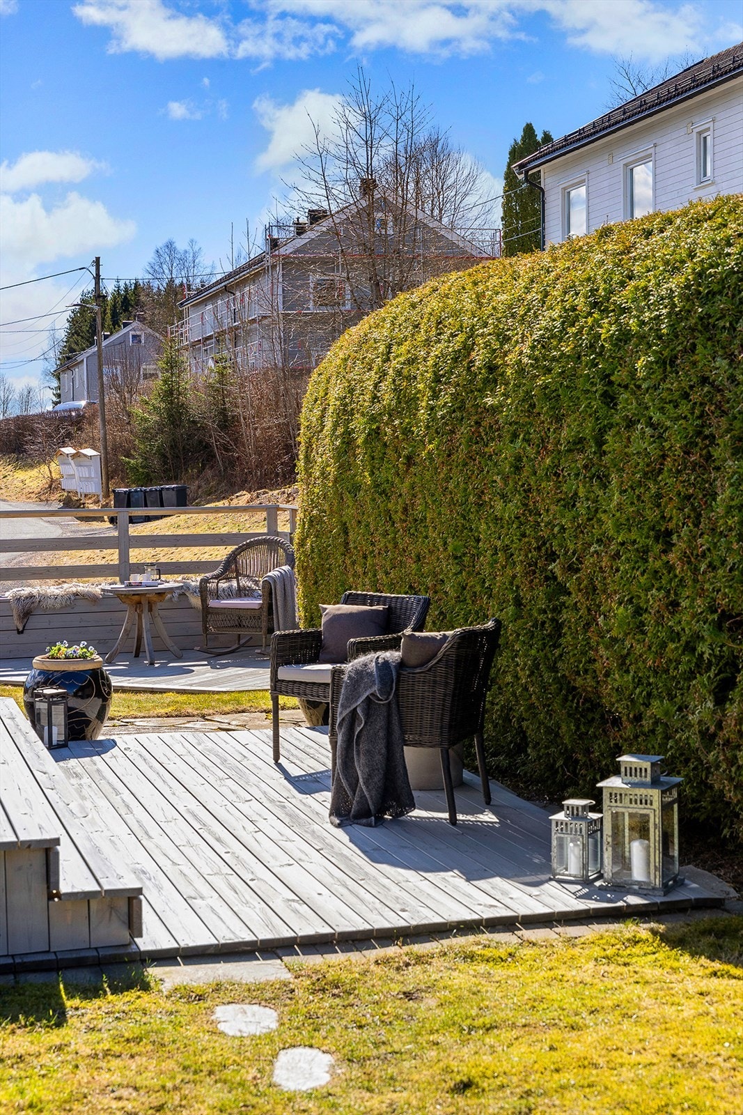 Uteplassene innbyr til sosialt samvær. Galleribilde