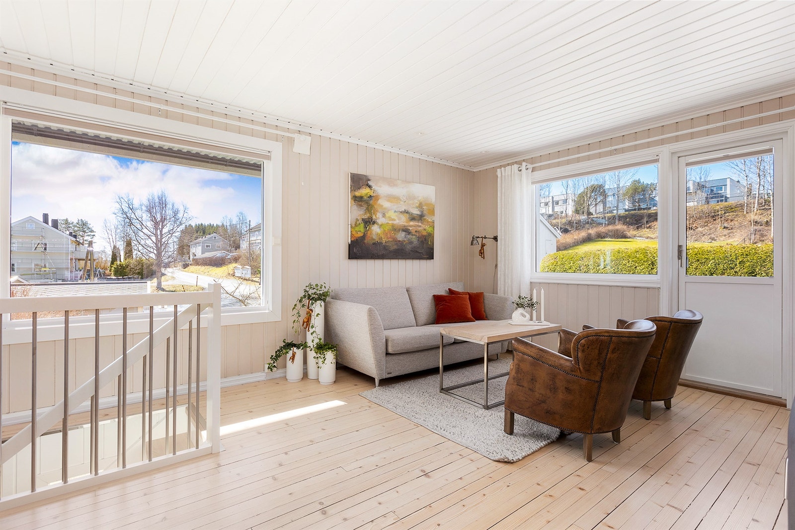 Fra stuen er det utgang til solrik terrasse og hage. Galleribilde