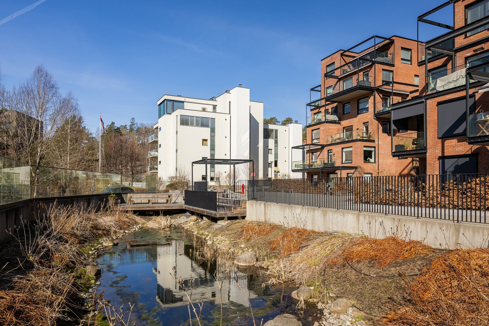 Her kan du på en enkel måte kombinere det urbane bylivet, samtidig som du kan trekke deg tilbake og nyte det rolige miljøet og de gode kvalitetene kommunen har å by på. Galleribilde