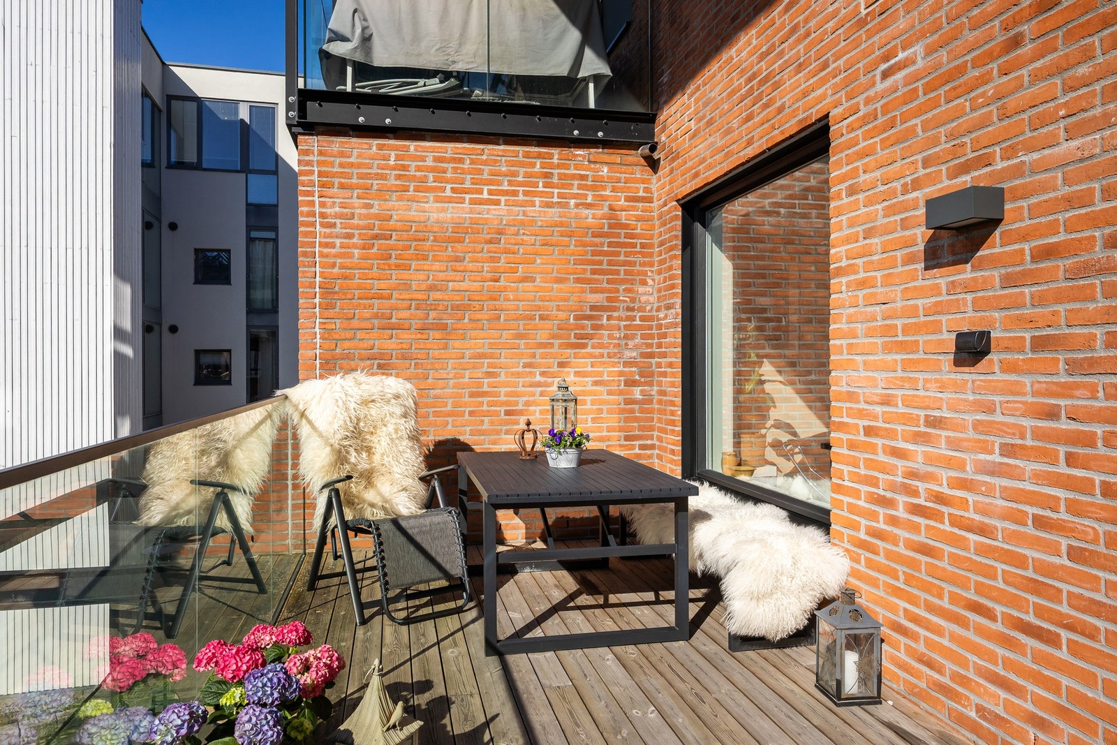 Terrassen er forholdsvis skjermet og vender ut mot et grønt friområde, noe som gir en rolig og privat atmosfære. Galleribilde
