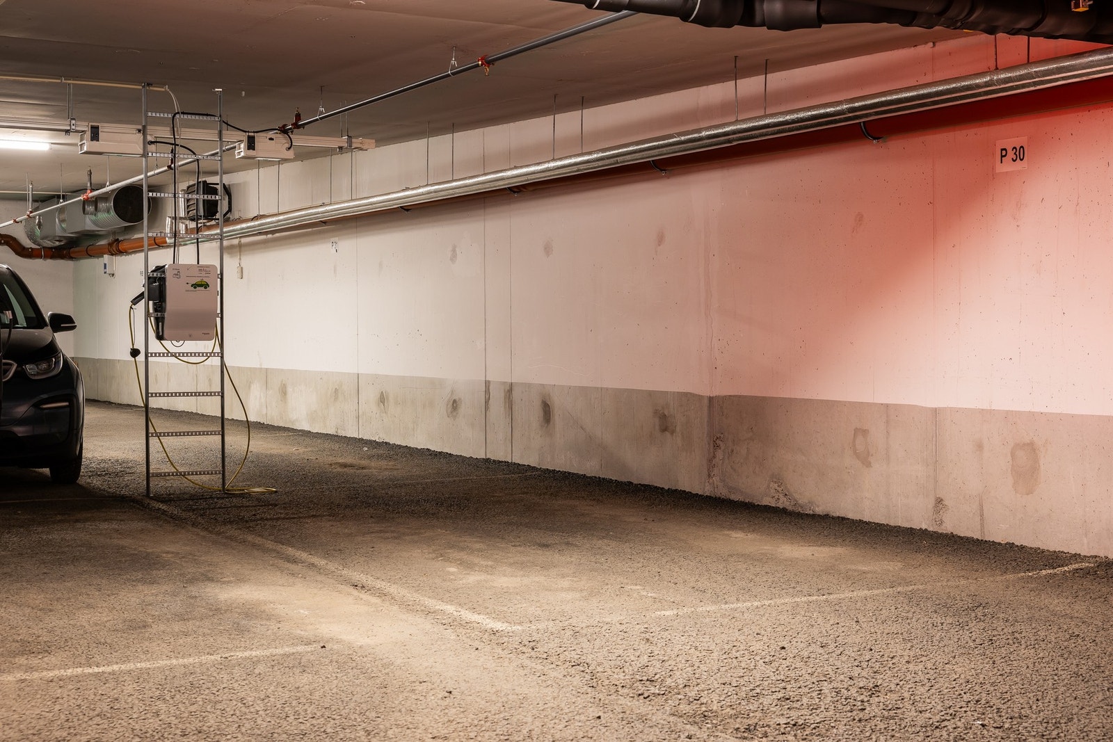 Romslig parkeringsplass. Galleribilde
