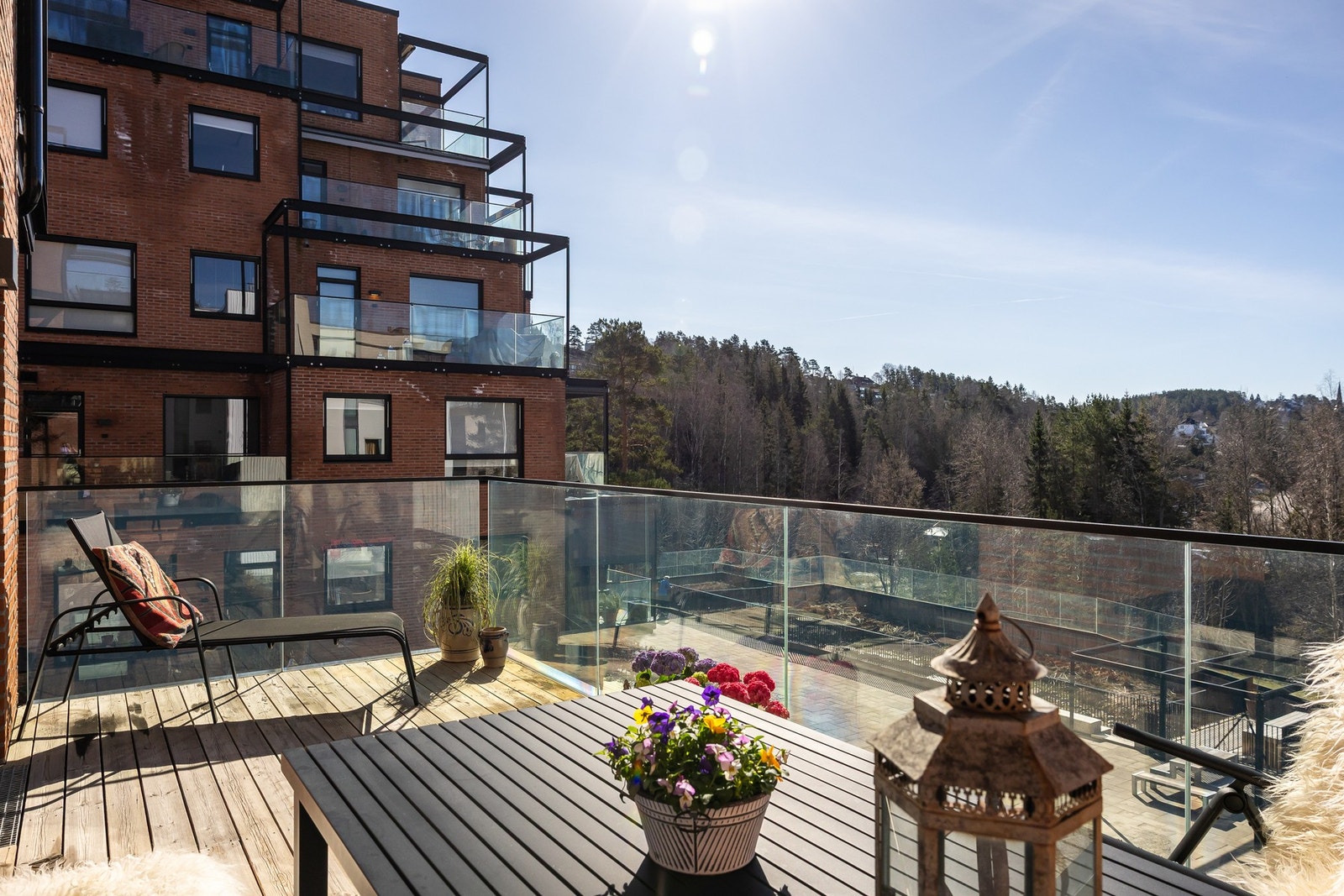 Boligen har en stor og solrik terrasse med god plass til sittegruppe, grill og beplantning. Galleribilde