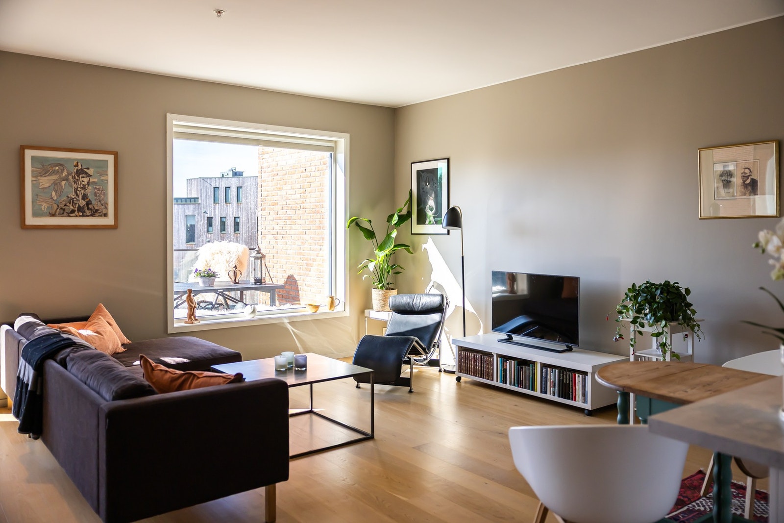 Rommet har god plass til både sofagruppe og spiseplass, og er lett å møblere i flere soner. Galleribilde