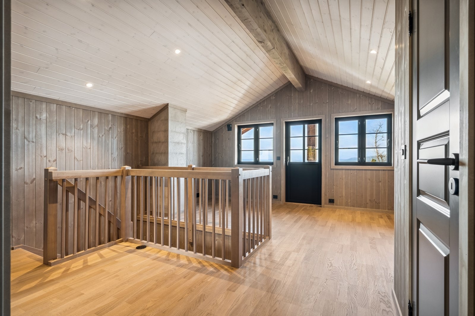 Romslig familiehytte hvor det kan deles i soner. Galleribilde