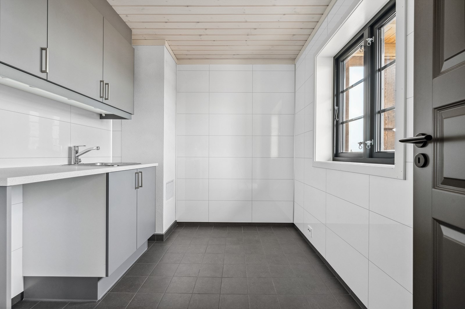 Romslig og praktisk vaskerom. Galleribilde