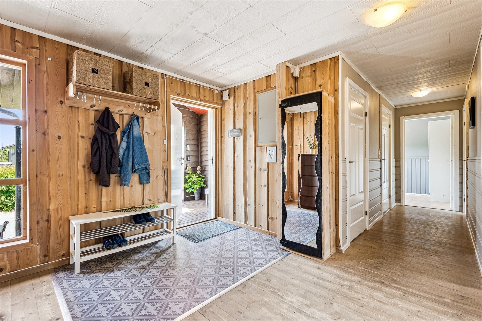 Romslig entré med praktiske garderobeløsninger. Galleribilde