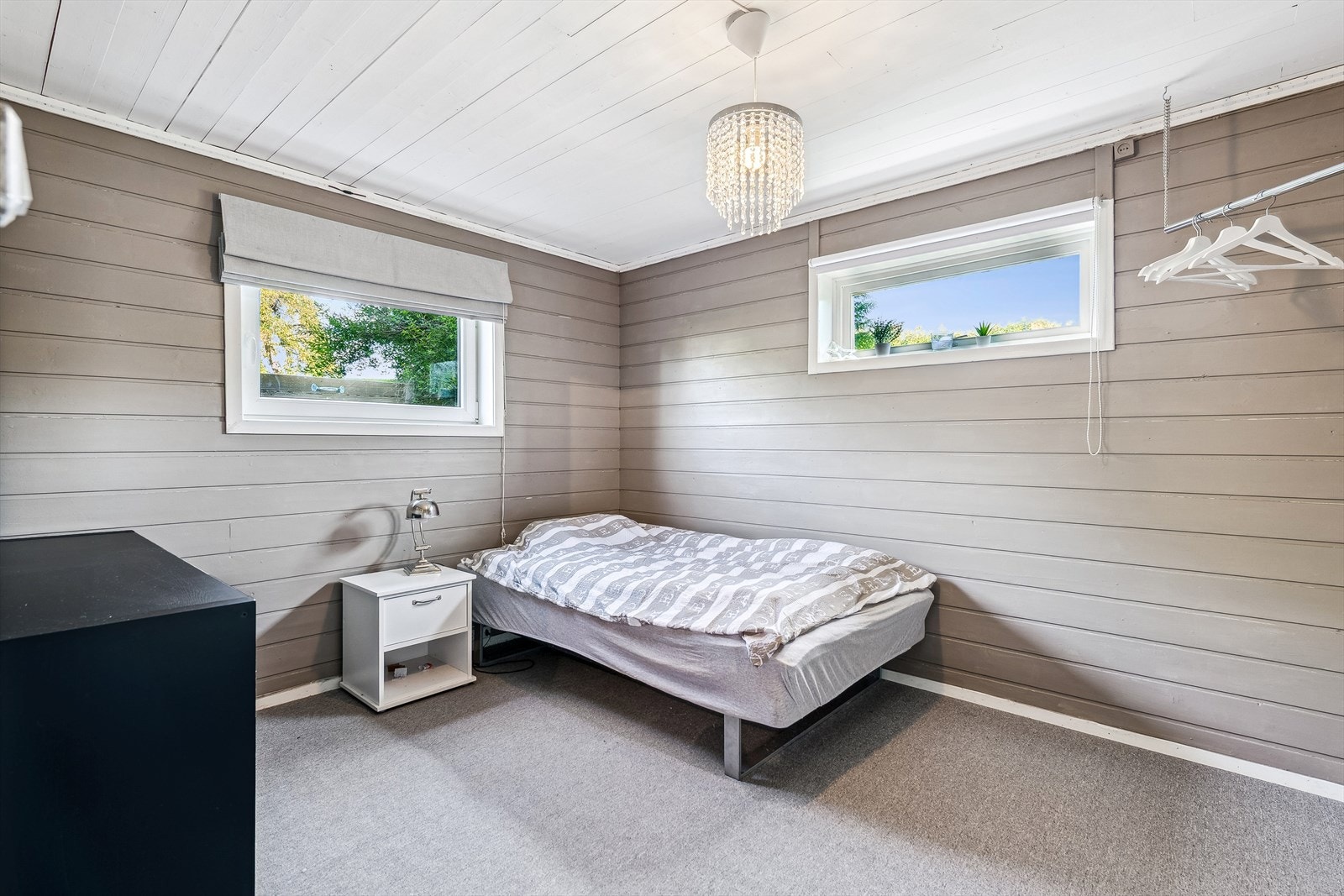 Rom i kjeller med vinduer fra 2019 - innbydende og lyst, innredet til soverom. Galleribilde