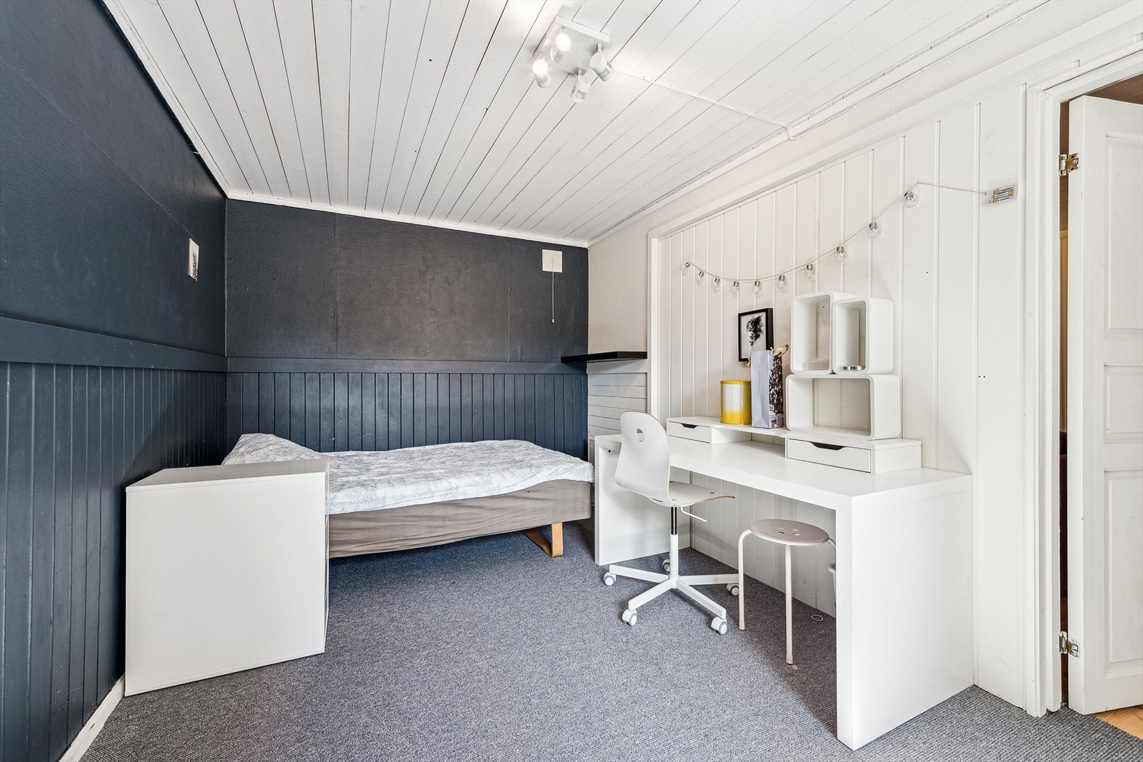 Rom i kjeller tilpasset både soverom og arbeidsplass, gir stor fleksibilitet. Galleribilde