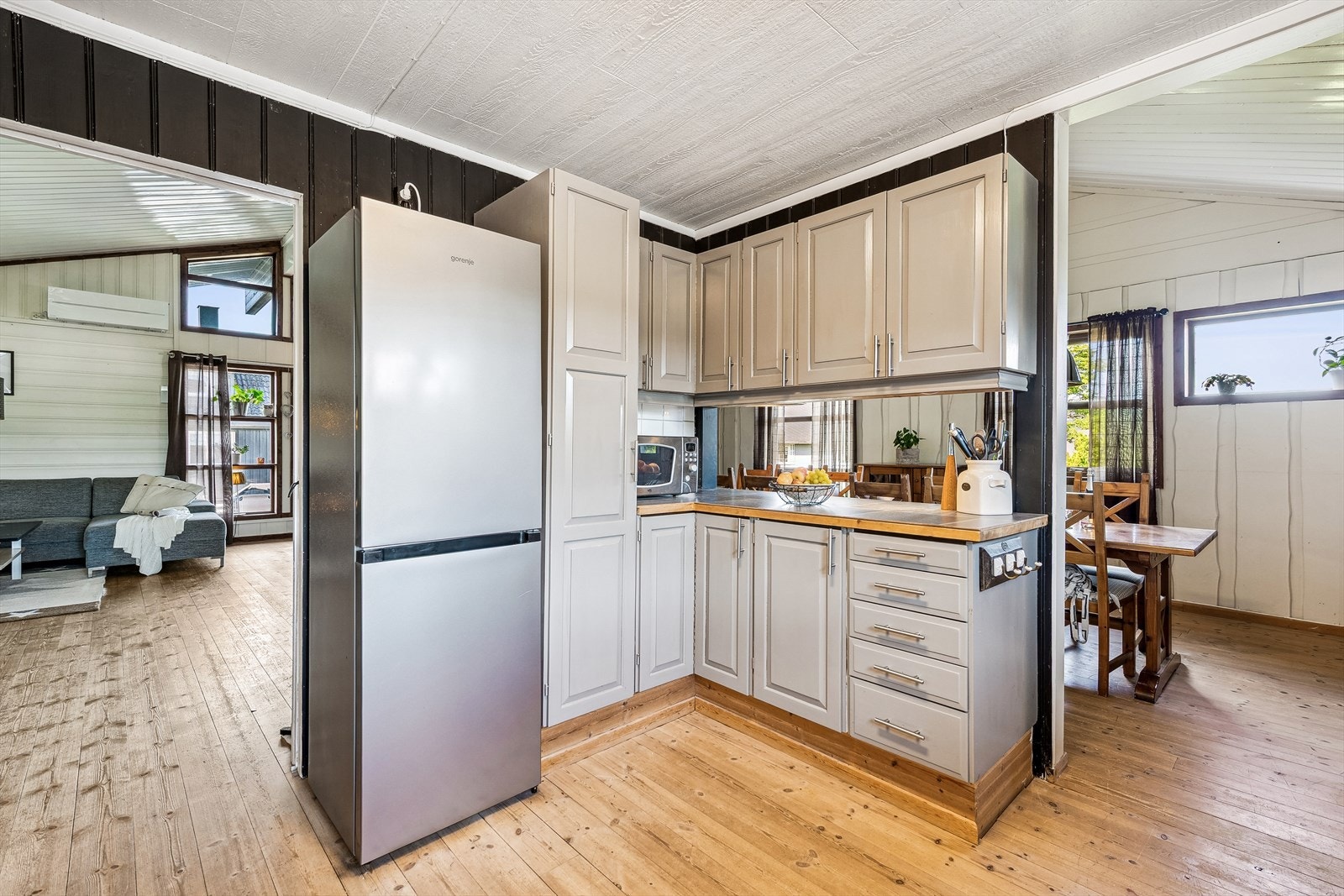 Kjøkkeninnredningen gir god skapplass og enkel tilgang til både stue og spisestue. Galleribilde