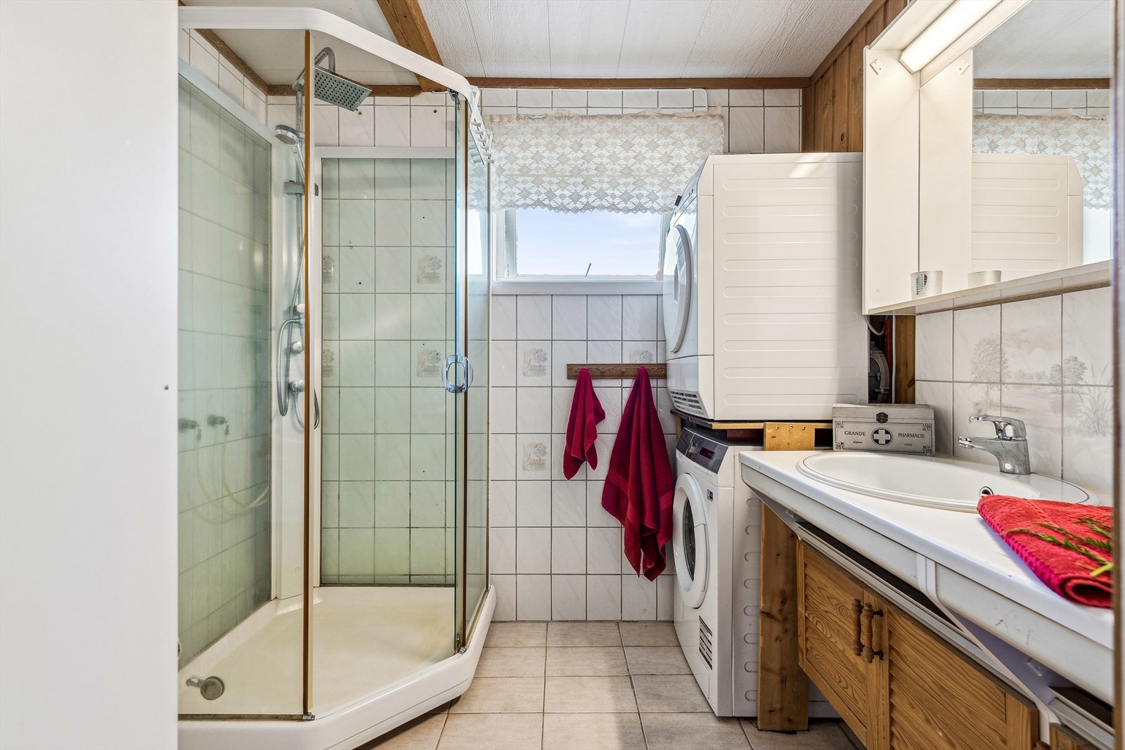 Badet er fra byggeår og har fliser på gulv og vegger, supplert med panel på enkelte vegger. Galleribilde