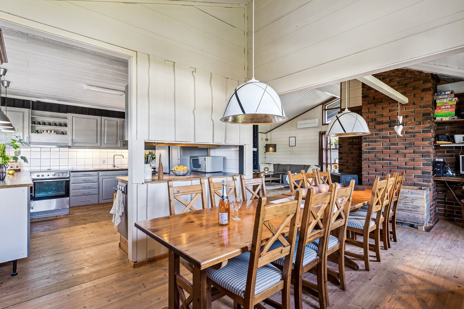 Åpen løsning mellom kjøkken og spisestue gir et sosialt og praktisk familierom. Galleribilde