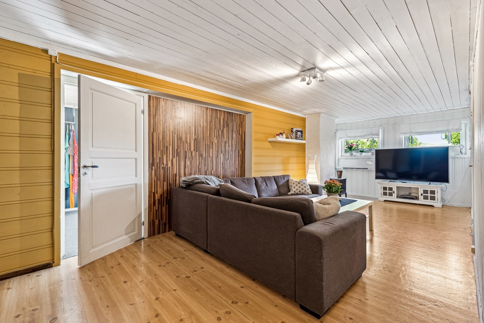 Kjellerstue med god plass for sofagruppe. Galleribilde