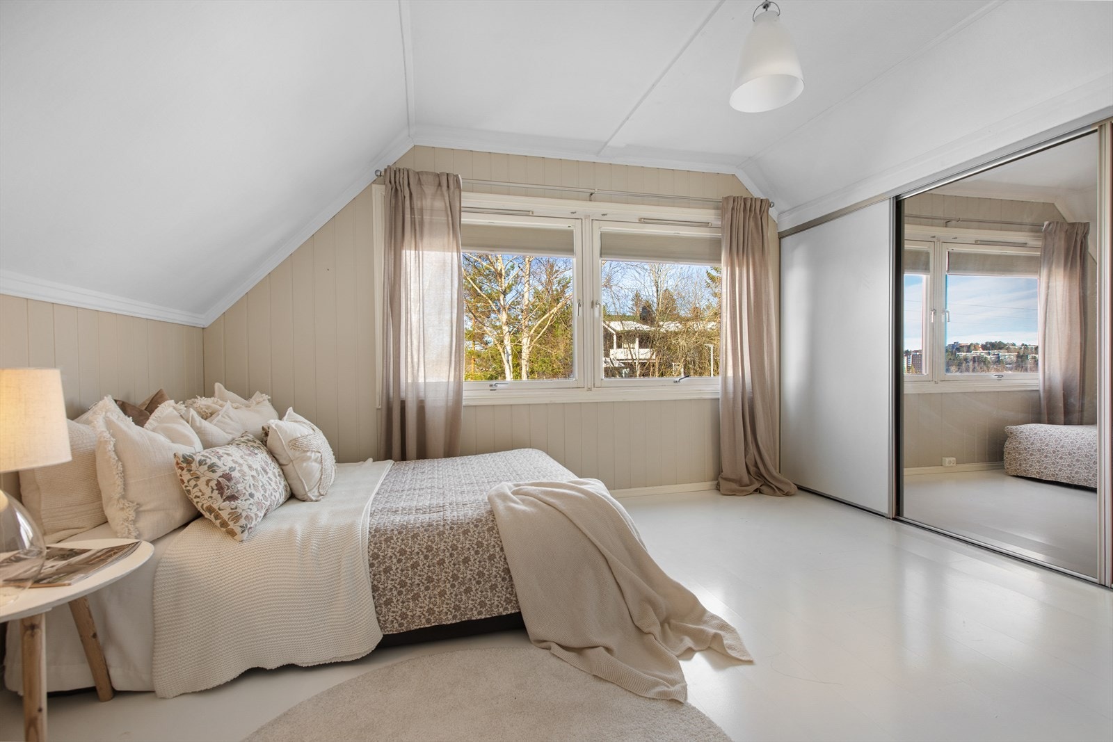 Soverom med integrert skyvedørsgarderobe. Galleribilde