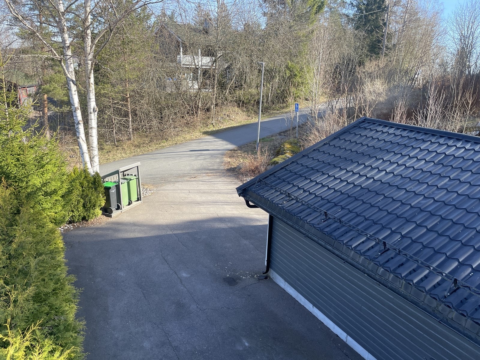 Gode parkeringsmuligheter i garasje og pågårdsplass. Galleribilde
