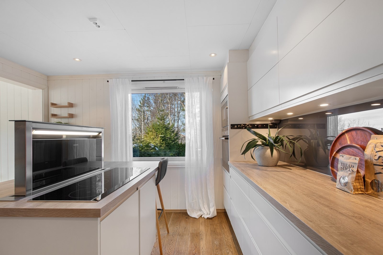 Det er også integrert ovn og micro samt opplegg for oppvaskmaskin. Galleribilde