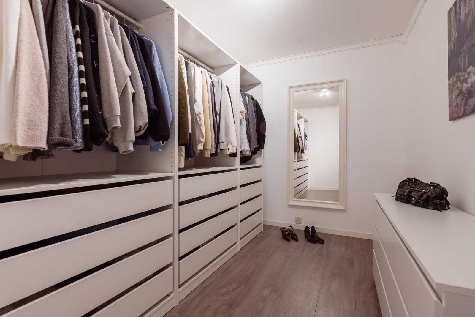 Boden er i dag innredet som walk-in closet, så her er mulighetene mangt! Galleribilde