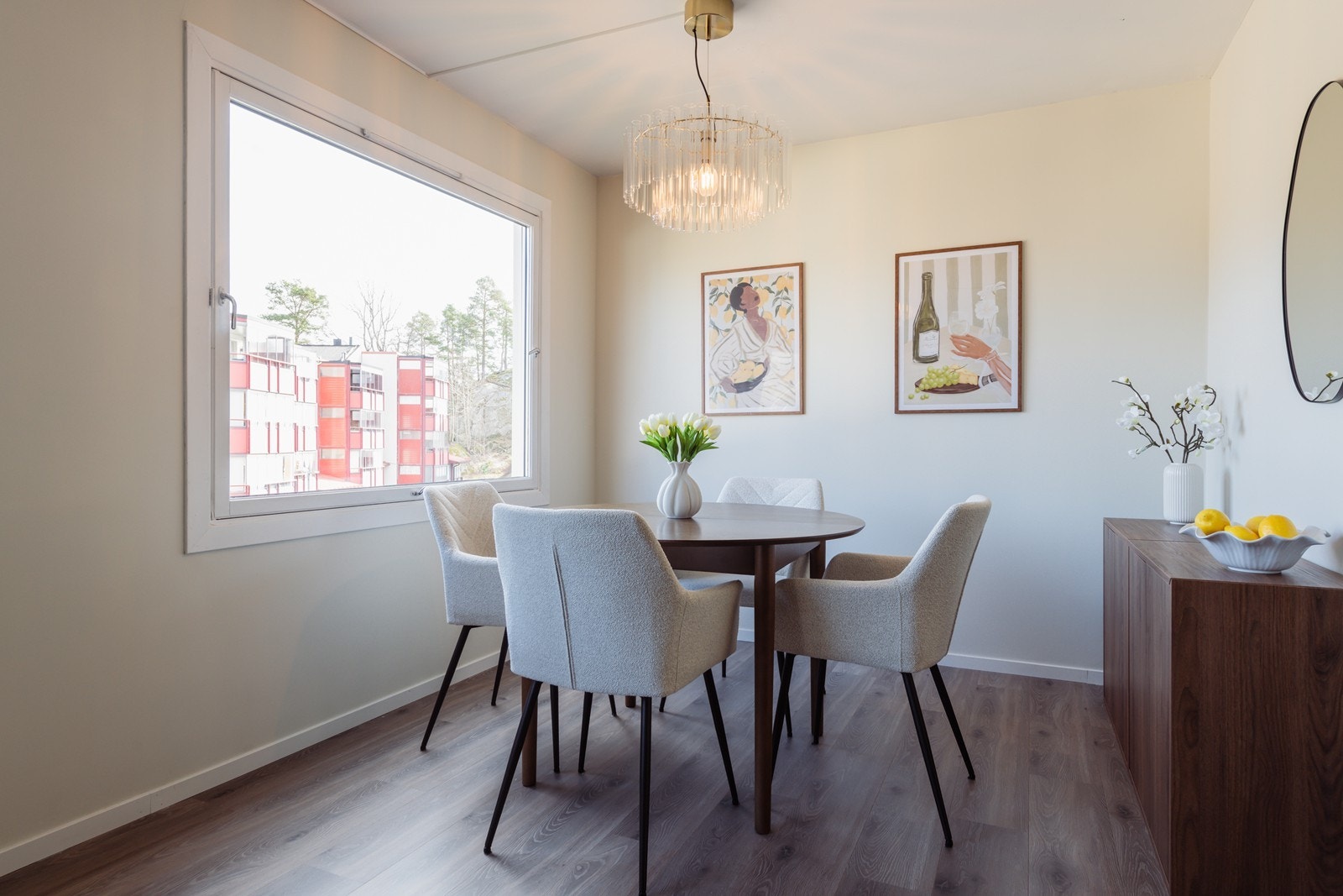 Kjøkkenet er i åpen løsning mot spisestuen - perfekt for samling av familie og venner. Galleribilde