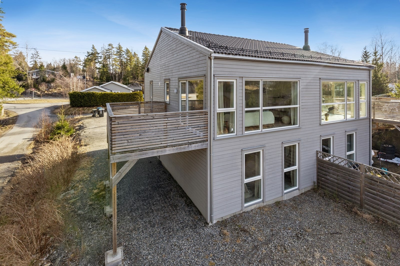 Moderne vertikaldelt tomannsbolig oppført i 2021. Boligen har en arealeffektiv planløsning over to etasjer og gjennomgående god standard. Galleribilde