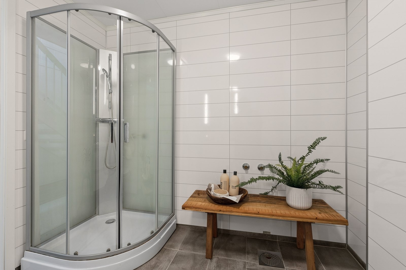 Badet er utstyrt med dusjkabinett og har opplegg for vaskemaskin. Galleribilde