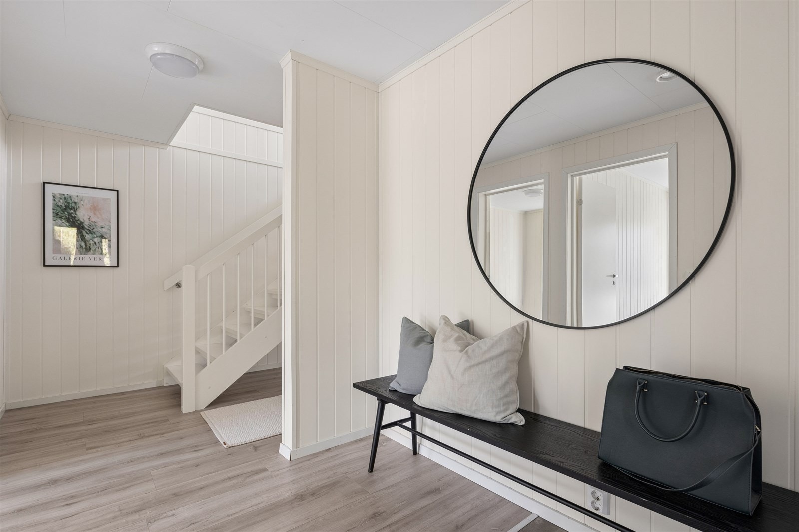 Entréen har laminat på gulvet og gir tilgang til soverommene og badet i første etasje. Galleribilde