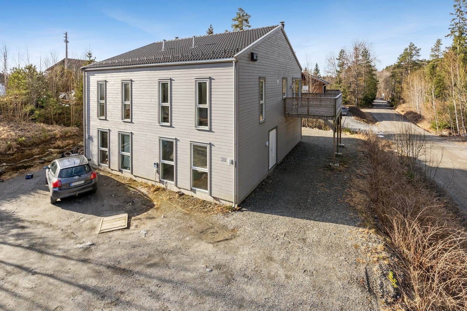 Eiendommen disponerer flere biloppstillingsplasser på egen gruset gårdsplass. Galleribilde