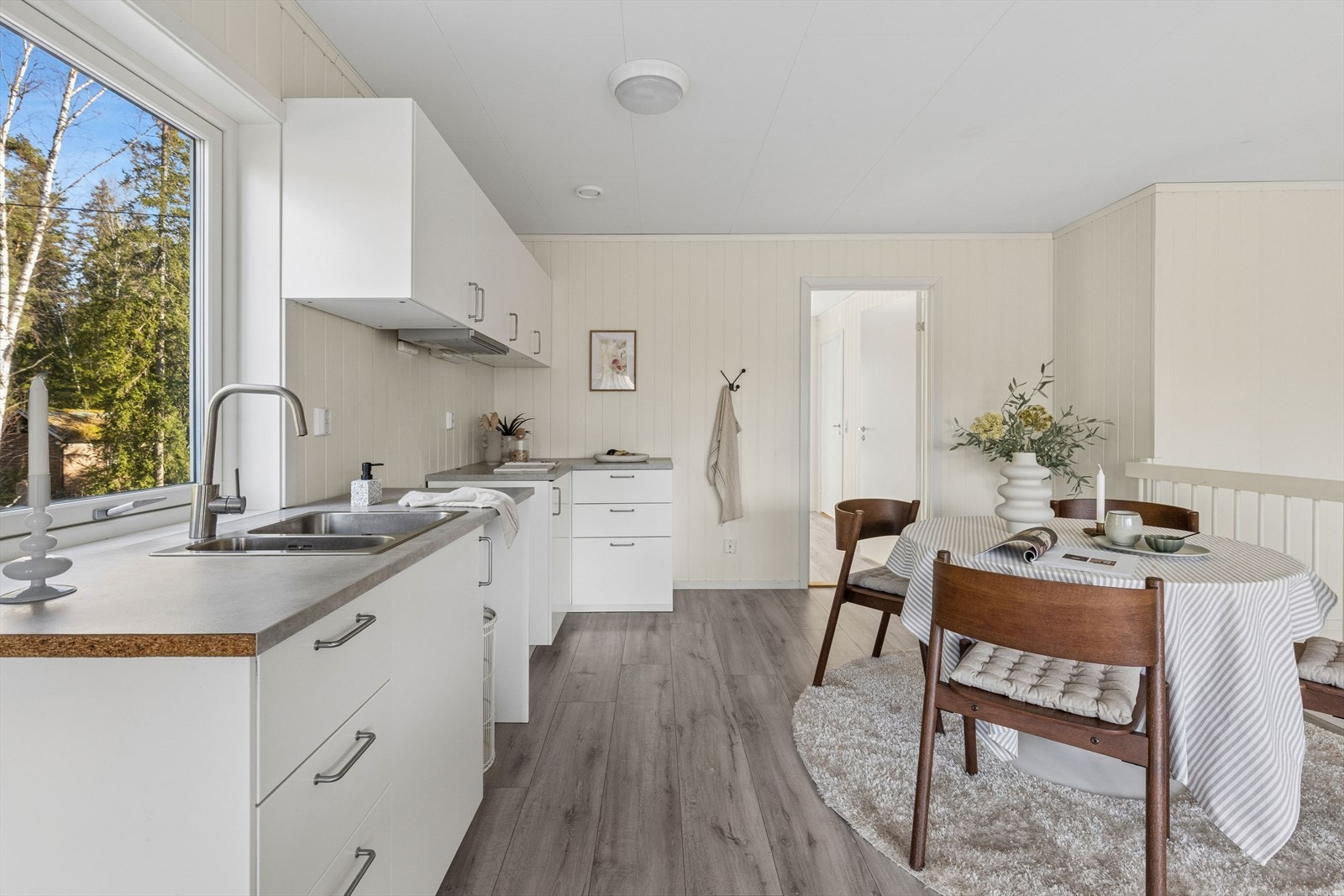Kjøkkenet har en modulbasert innredning med glatte fronter og benkeplate i laminat. Galleribilde