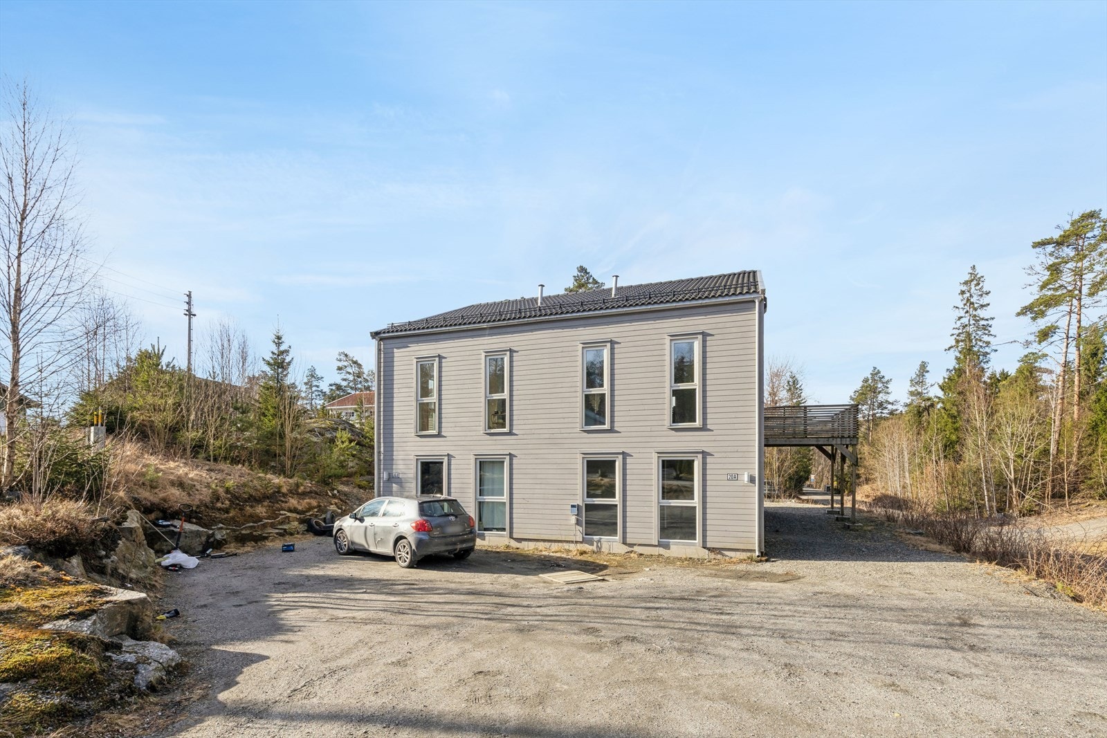 Gode solforhold på eiendommen og god plass for utendørsaktiviteter. Galleribilde
