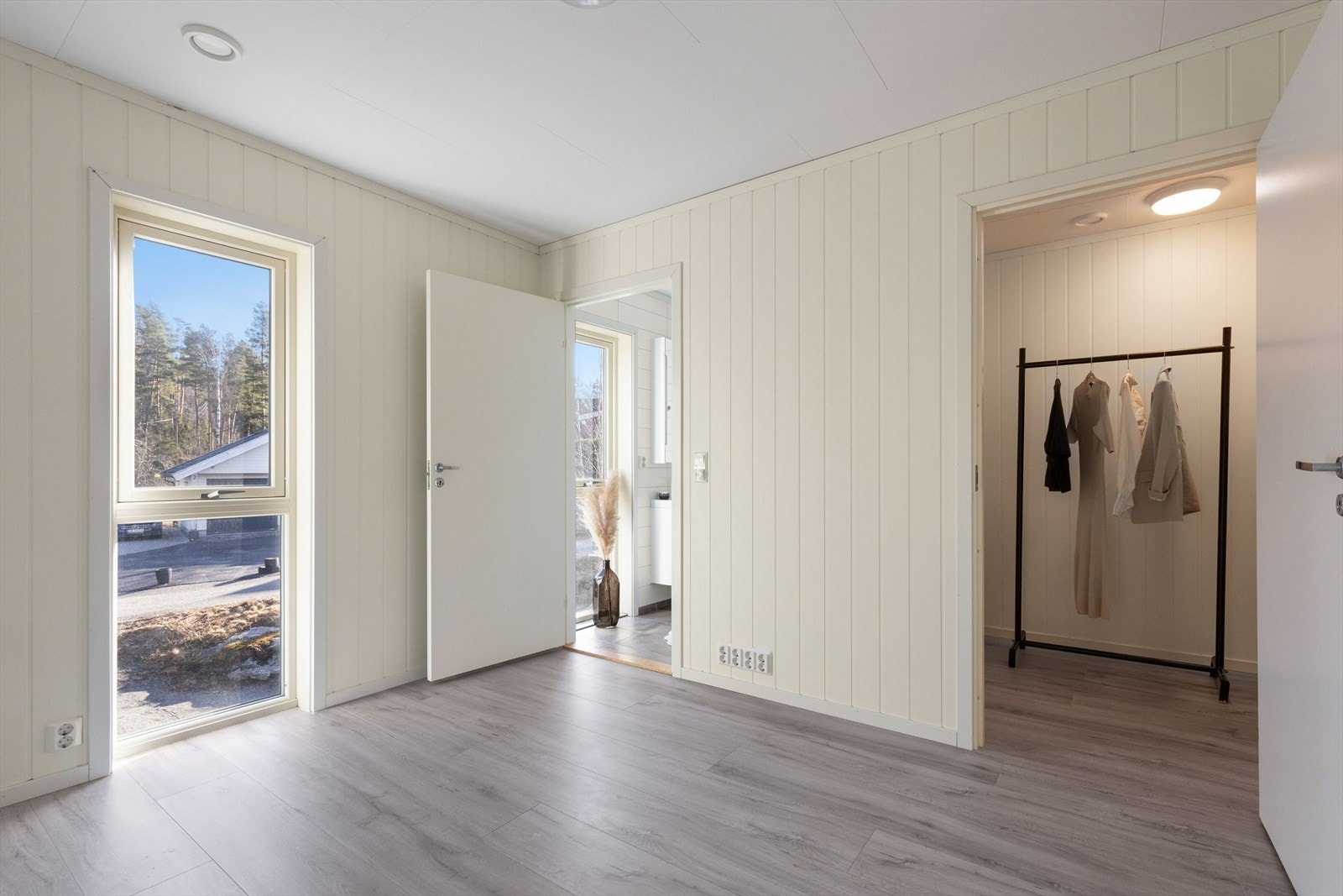 Hovedsoverommet i andre etasje har tilknytning til eget bad og et praktisk walk-in-closet. Galleribilde