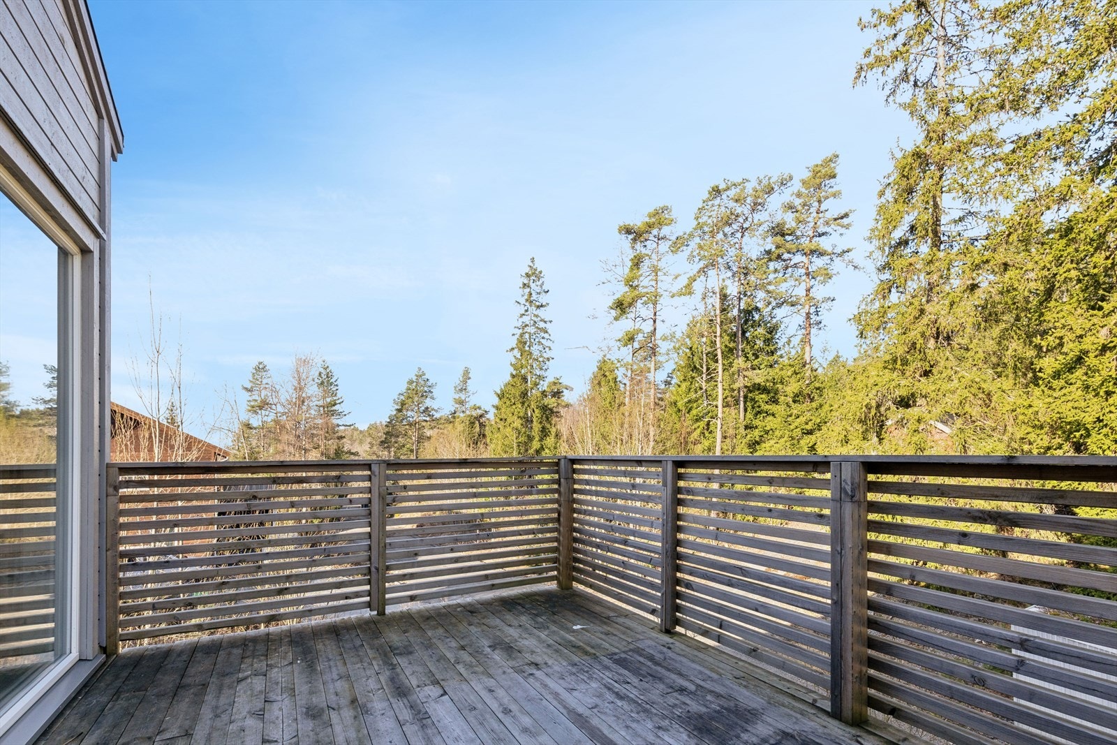 Balkongen er bygget i trykkimpregnert treverk og har god plass til en sittegruppe. Galleribilde