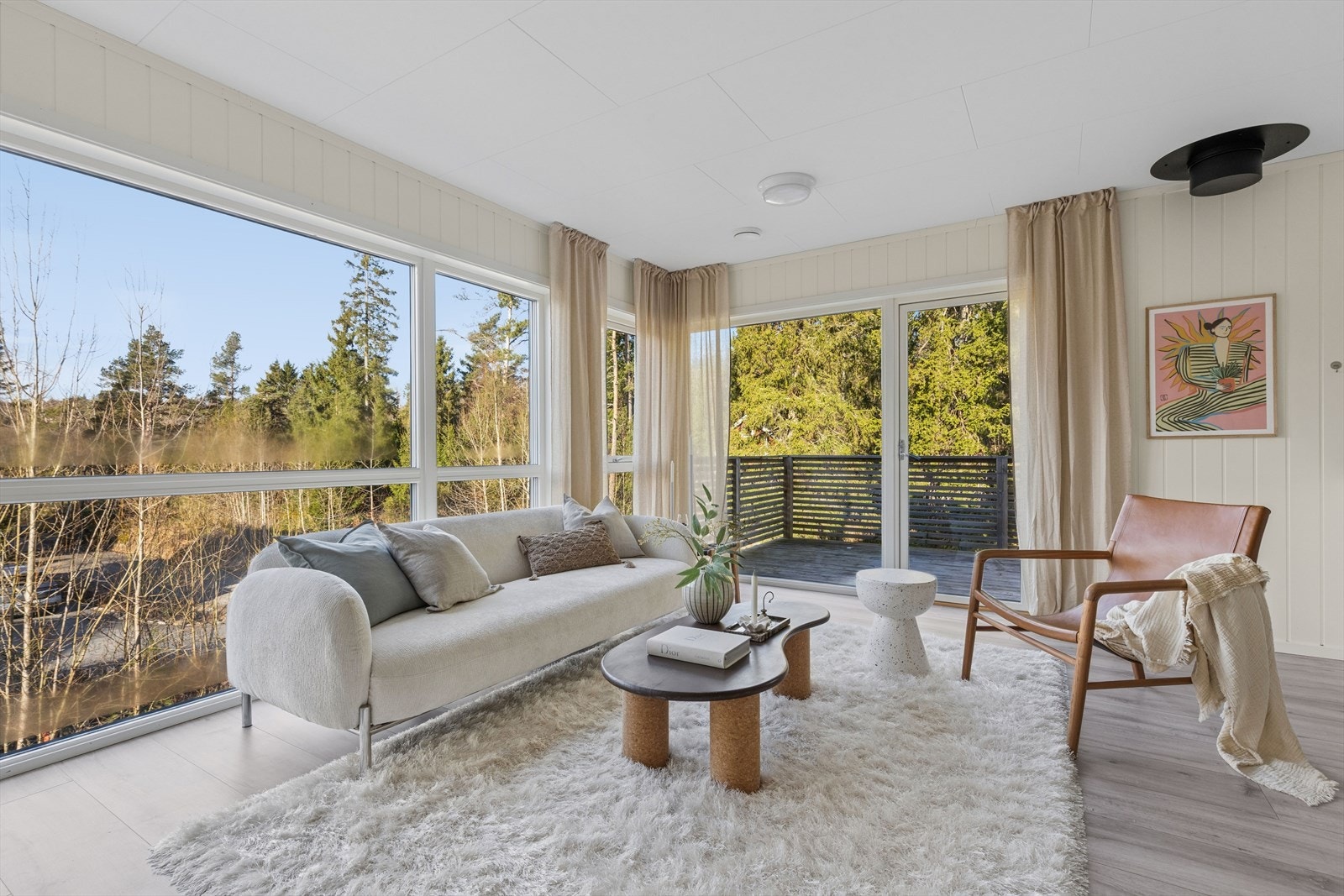Fra stuen er det utgang til en balkong. Uteplassen er bygget i treverk og har rekkverk med horisontale lekter. Galleribilde