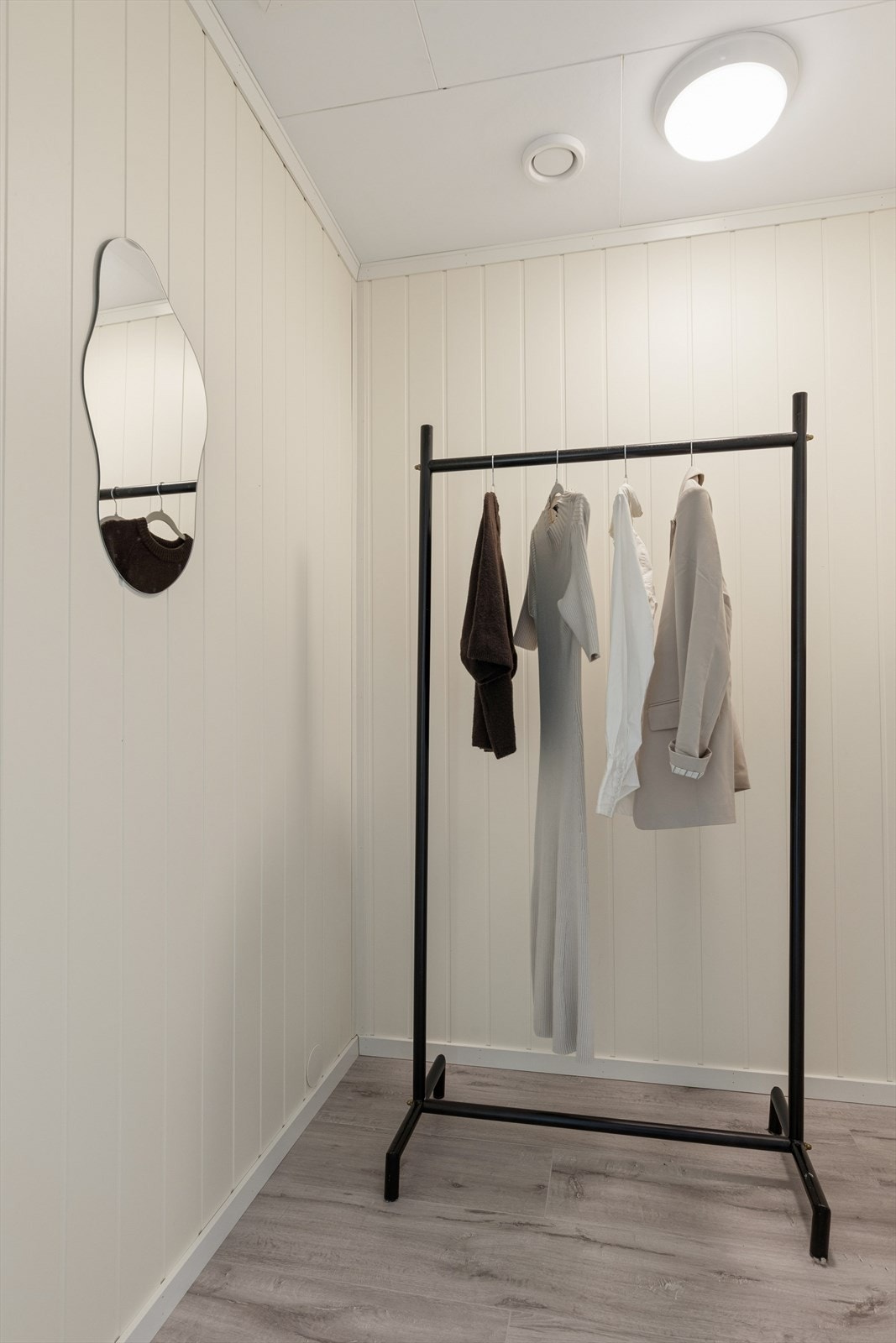 Det tilhørende rommet gir fleksible lagringsmuligheter, enten som walk-in-closet eller bod. Galleribilde
