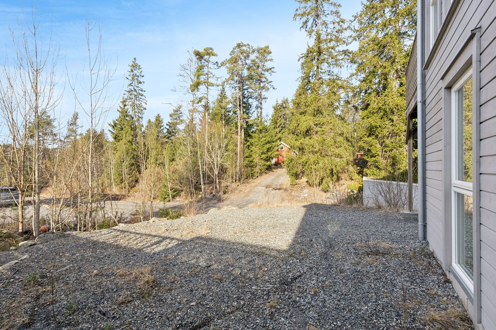 Tomten (1 355 m²) ligger i et lett skrånende terreng med naturskjønne omgivelser. Galleribilde