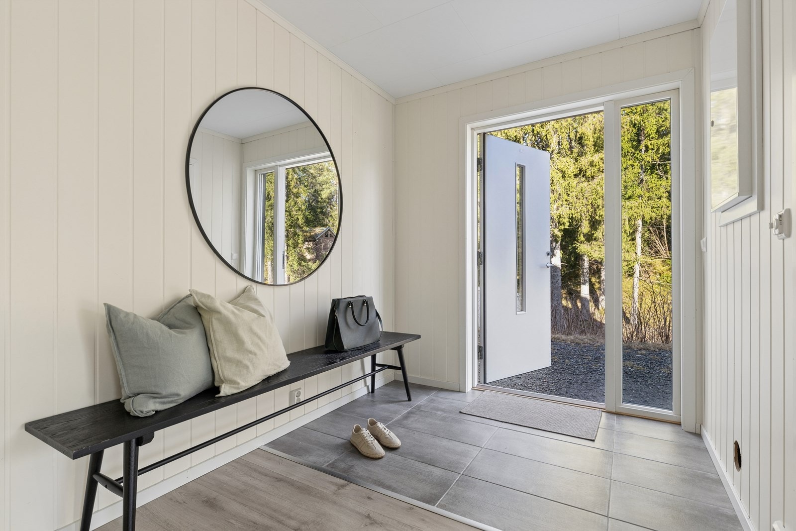 Velkommen inn. Ytterdøren er en malt dør med glassfelt som gir et godt førsteinntrykk. Galleribilde