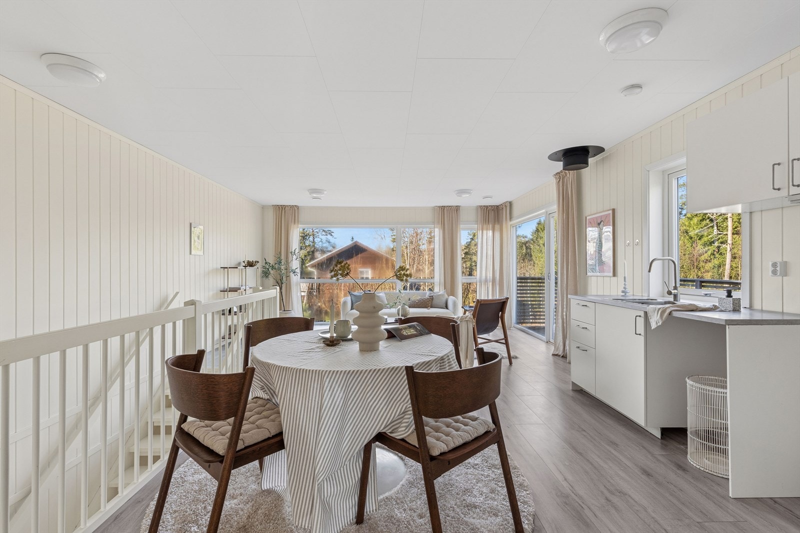 Det er god plass til både sofagruppe og spisebord, perfekt for sammenkomster med familie og venner. Galleribilde