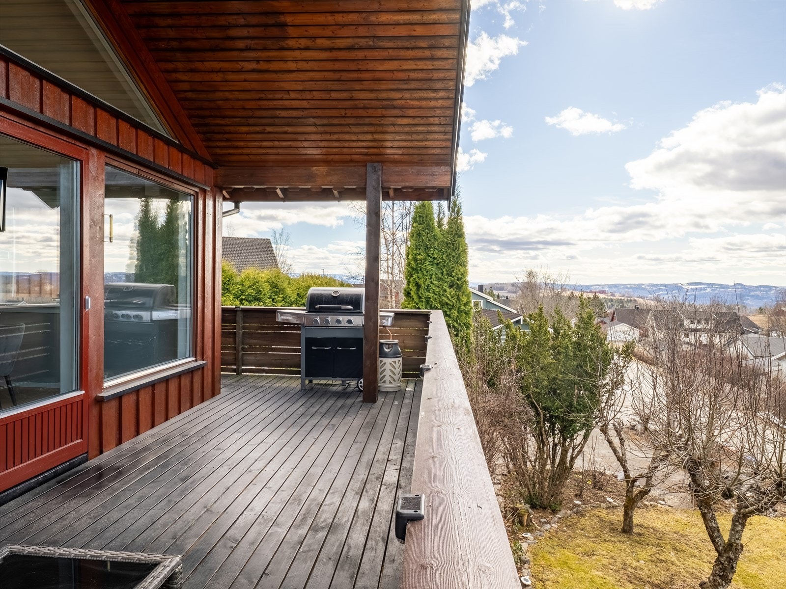 Terrassen er delvis overbygd, slik at man enkelt kan tilpasse seg både sol og vær. Galleribilde