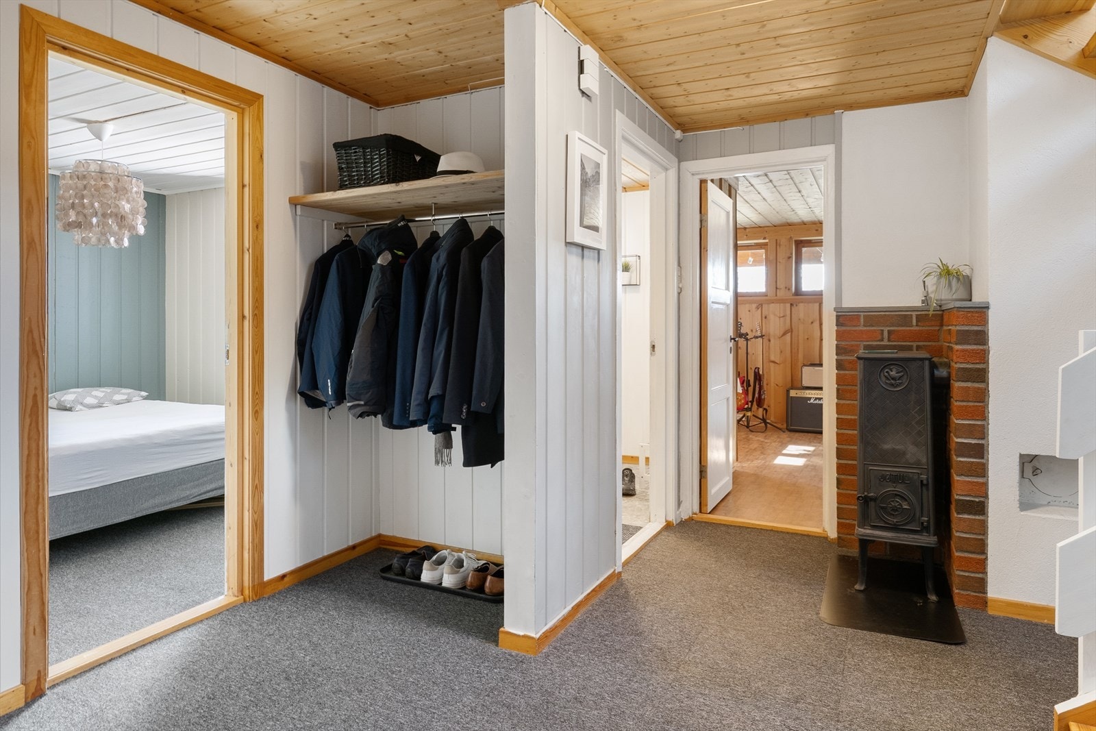 Romslig hall med god plass til å sette fra seg sko og yttertøy. Galleribilde