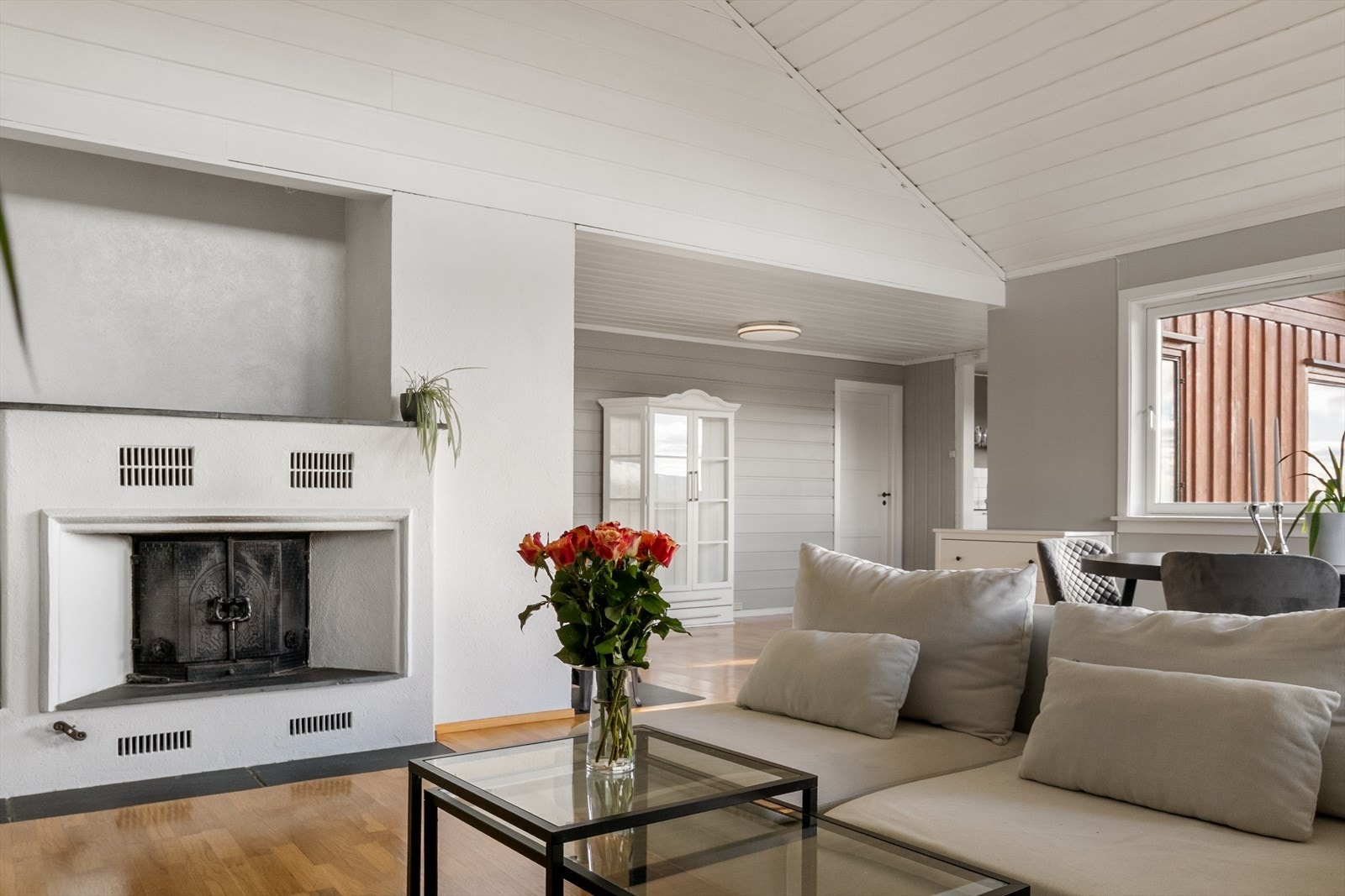 Her er det god plass til både sofagruppe og spisebord. Galleribilde