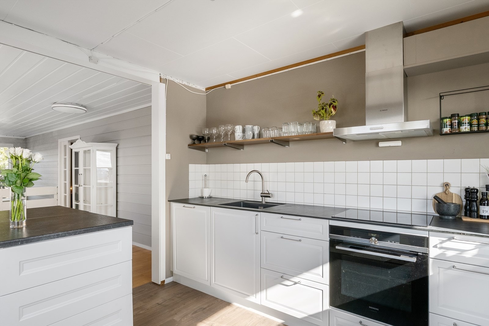 Kjøkkenet har en praktisk utforming med godt med skap- og benkeplass, og er utstyrt med stekeovn, oppvaskmaskin og kjøl-/fryseskap. Galleribilde