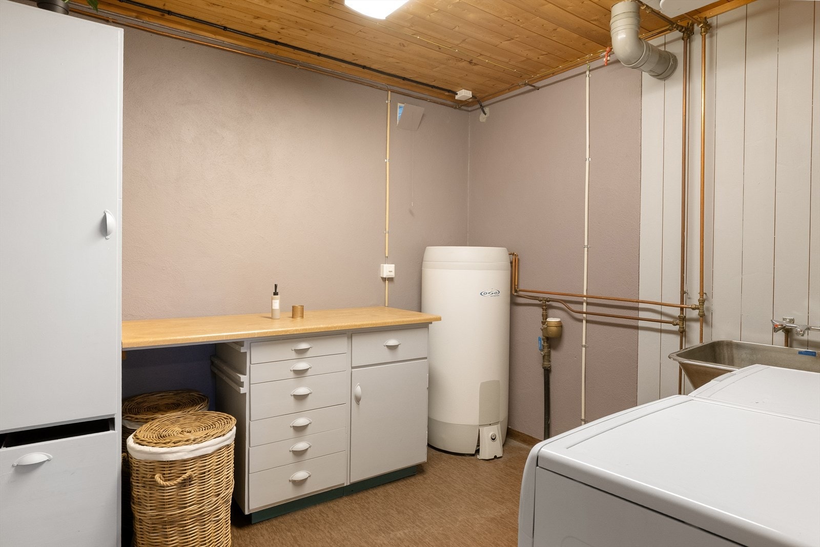 I underetasjen er det et praktisk vaskerom med vegghengt utslagsvask og opplegg for vaskemaskin. Galleribilde